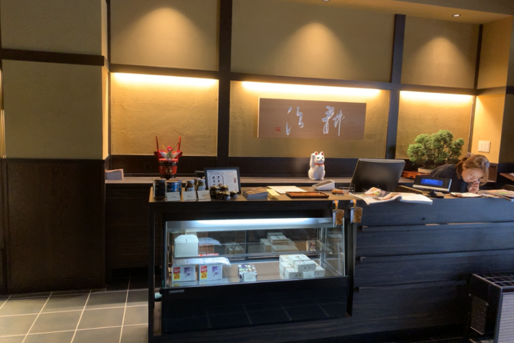 品位あるカウンターに迎えられ、いざ入店