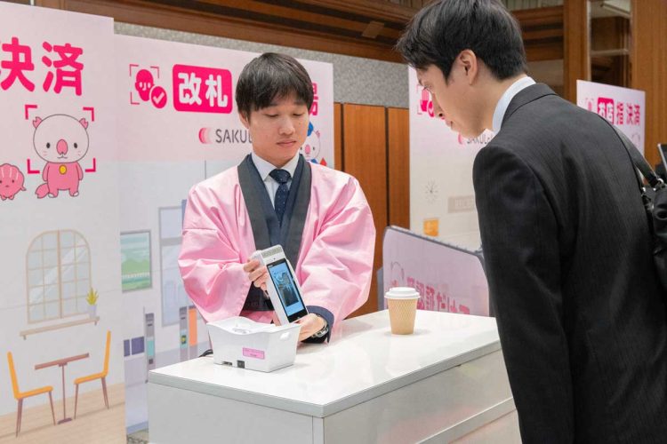 決済端末「JET-Sシリーズ」による顔認証のデモンストレーション。利用者が端末に顔を向けると、認証する。発表会当日に筆者撮影。