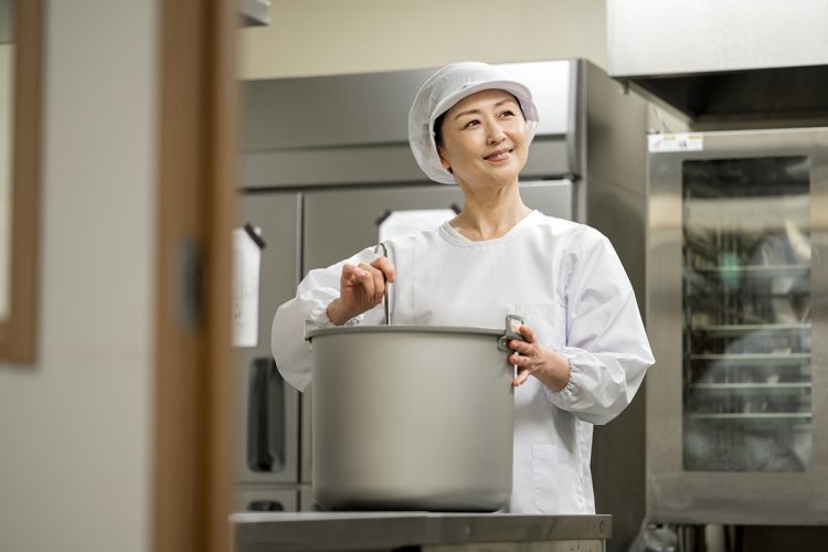 いま働いているならできるだけ長く、専業主婦ならひとりになってからも始めやすい仕事を見つけておきたい（イメージ）