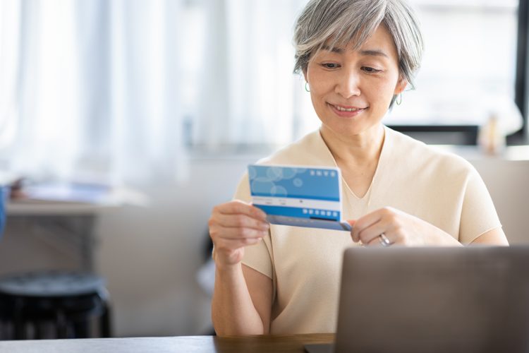 家族に頼らず、自分ひとりでも暮らせるだけの資産をつくることが肝要（イメージ）