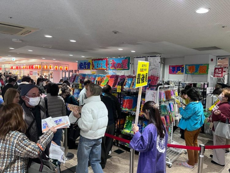 売り場は大変な賑わいを見せている