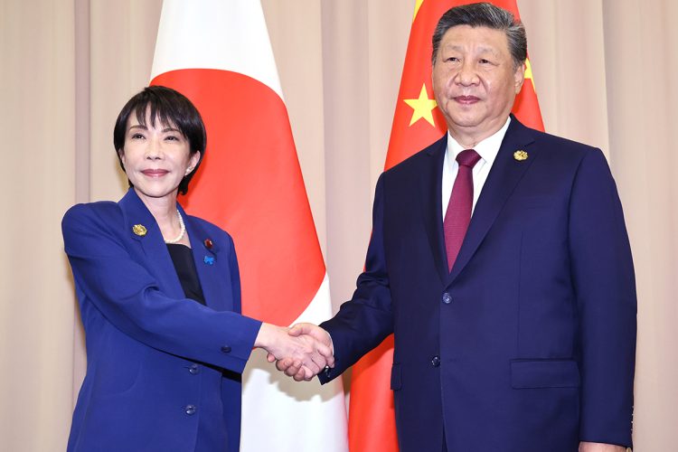 日本企業の「脱・中国依存」の取り組みとは（左から高市早苗・首相、習近平氏／時事通信フォト）