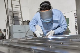 「自分、工業高校に行ってよかったです」仕事がひっきりなしに舞い込む“一人親方”溶接工の思い　AIが普及し始めても存在感を放つ“手に職を持つ”ブルーカラーの現場仕事