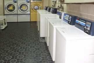 「飲酒してゴミ放置」「爆音でダンス」…コインランドリーに集う訪日外国人たちのマナーに地域住民から苦言も　「24時間営業で無人」の居心地の良さから“交流の場”に発展