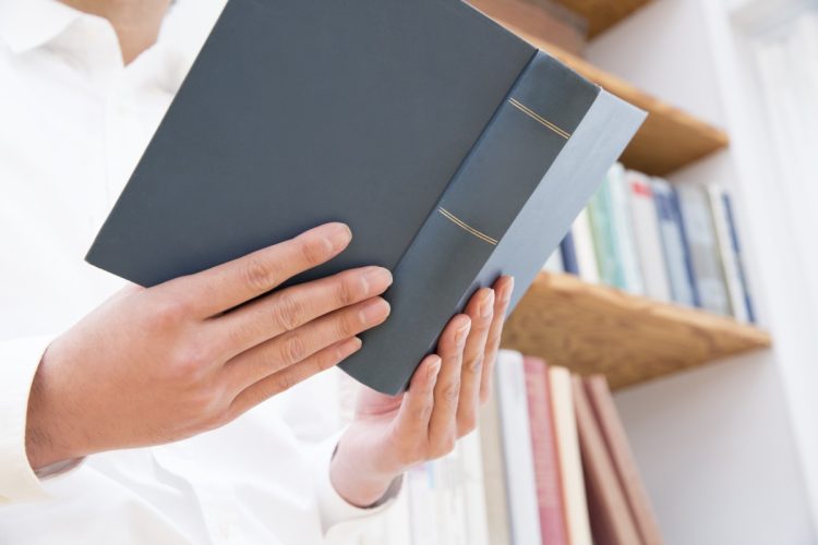 サラリーマン投資家のなべさんは、バリュー投資家の名著と呼ばれる本を読むのが好きという（写真：イメージマート）