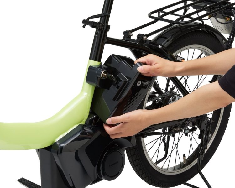 帰宅後はバッテリーを取り外し、自宅内で充電する。これも電動アシスト自転車と共通