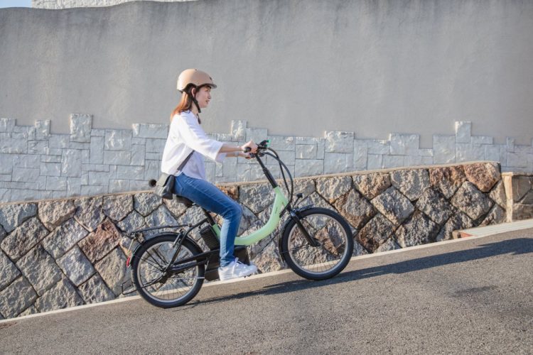 登坂能力は12度の傾斜を力強く上れるほどの実力。上りでスロットルをひねっても前輪が持ち上がったりしないようにセンサーが出力自動で制御する