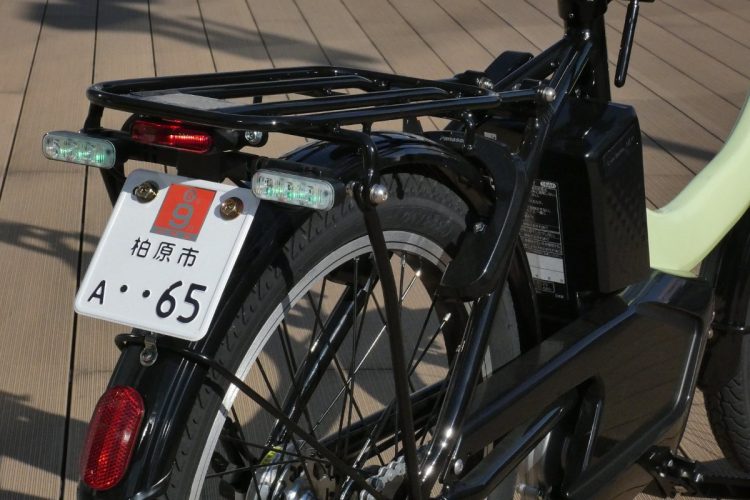 メインボックスの下に大きくて親指で認識しやすいウインカースイッチが装備されている