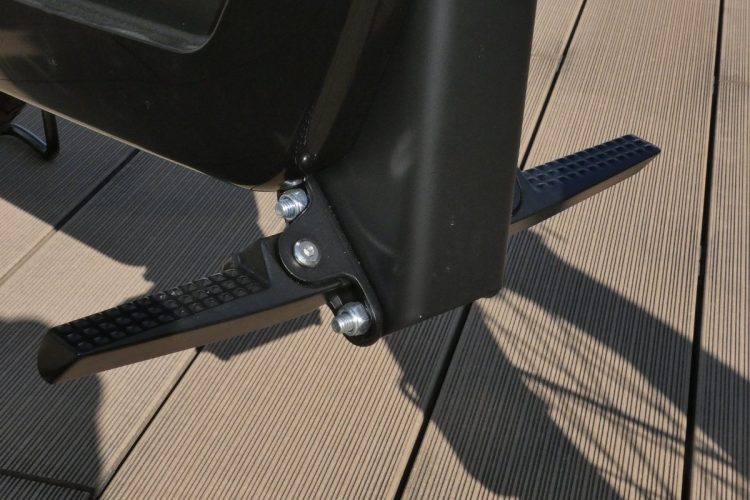 右グリップの付け根付近に空く度調整のスロットルがある。手前にひねれば加速する