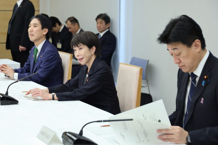 副首都構想は人口減少社会の現実を見据えているのか（写真は人口戦略本部での高市首相／時事通信フォト）