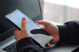 「疲れているときほどメールチェックしてしまう…」“脳疲労”とスマホの通知などによる“デジタル外乱”で引き起こされる「多忙感」で仕事のパフォーマンス低下…解消の鍵は発想の転換