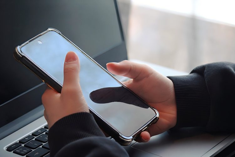 仕事中にスマホの通知が気になってしまう人も多いだろう（イメージ）