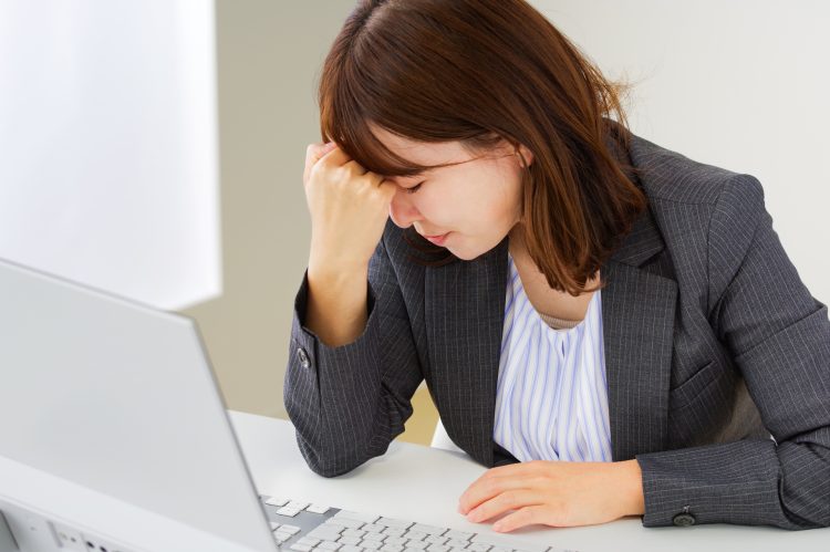 仕事中に眠気が襲ってくるとき、脳はどのような状態なのか（イメージ）