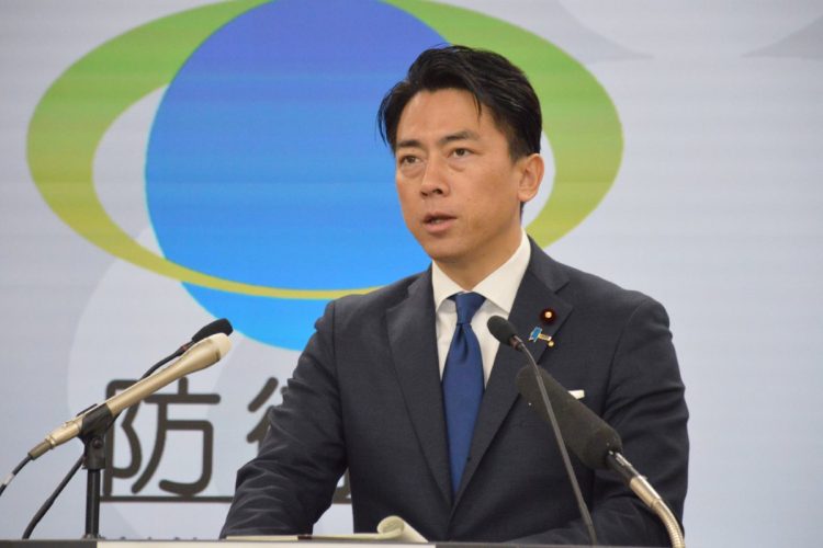 防衛産業は国家成長戦略の一角として位置づけられている（小泉進次郎防衛大臣。写真：時事通信フォト）