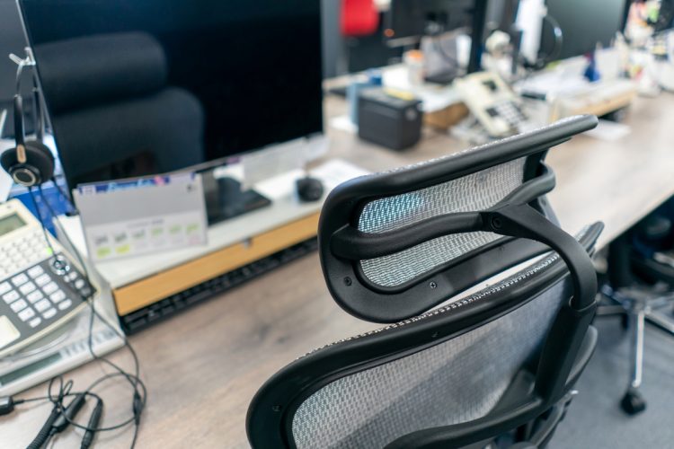 勤務中、空き時間は“読書OK”という職場もある（イメージ）