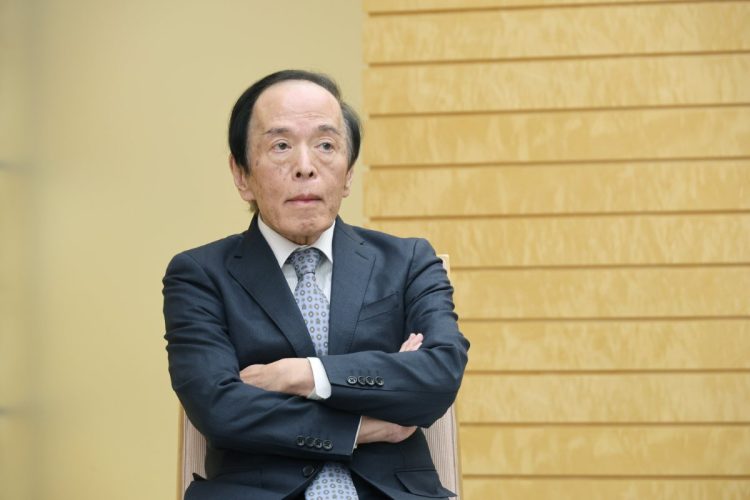 日銀の金融政策が地銀の経営環境にも大きく影響してくる(日銀・植田和男総裁。写真:時事通信フォト)