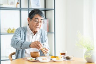 《配偶者に先立たれて…》“ひとり”になった後に「やってはいけない」暮らしと食生活のルール　「自宅を手放す」「宅配弁当に頼る」に潜むデメリット　“頼りすぎないこと”が肝要