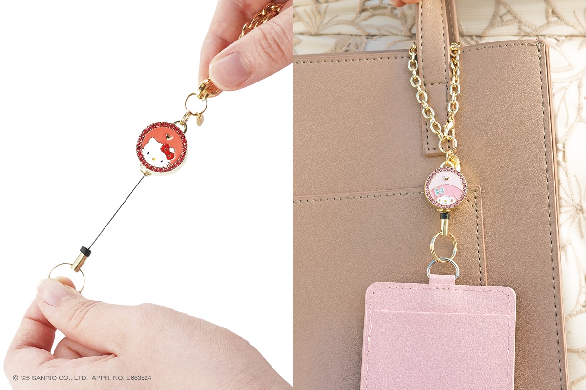 肩にかけたまま、伸ばして使えるリール付きキーホルダー。大人のバッグにもなじむカラーがポイント