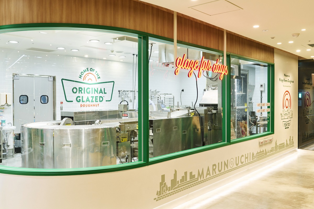 外からドーナツを作っている様子を見ることができる(東京国際フォーラム店)