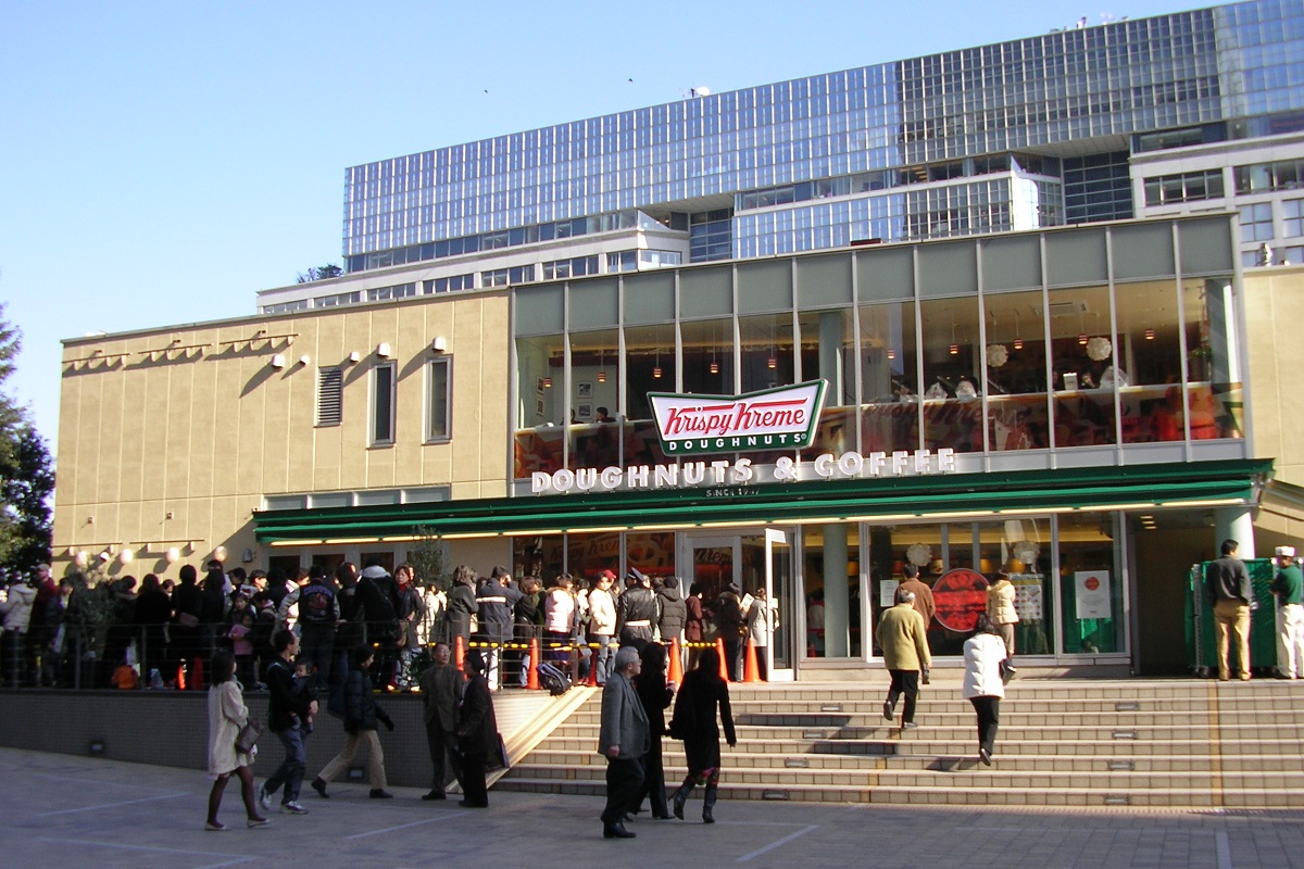 上陸当時は行列のできるドーナツ店として大ブームとなった(当時の新宿サザンテラス店。現在は閉店)