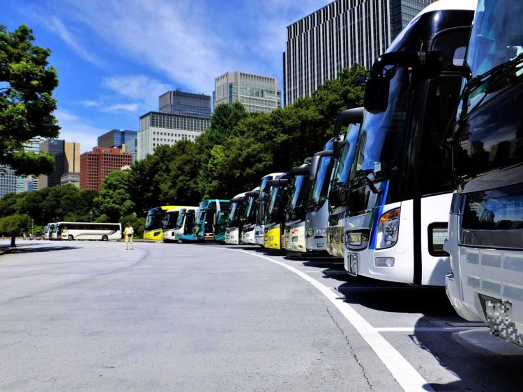 駐車場に並ぶバス。道路網が発達すると、バスを使う団体旅行が増えた