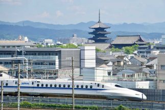 修学旅行で複数の学校の生徒が新幹線に相乗りする「団体臨時列車」は今も健在　1905年に日本旅行が高野山・伊勢神宮への団体旅行を企画してから120年、「列車による団体旅行」の歴史