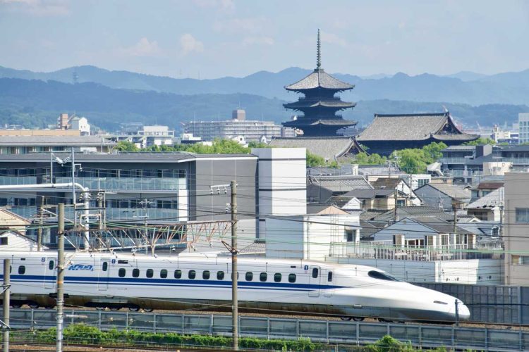 京都付近を通過する東海道新幹線の列車。東海道新幹線では、修学旅行のための団体臨時列車が今も走っている