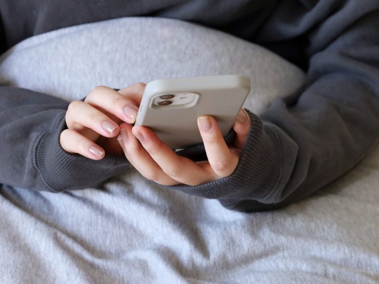 朝起きてすぐ、スマホに手を伸びてしまう人も多いだろうが…（イメージ）