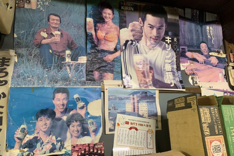 壁に貼られたポスターにも時代を感じる