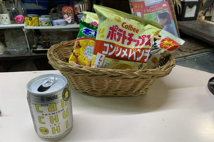 缶酎ハイとスナック菓子という何気ない組み合わせにも情緒がある