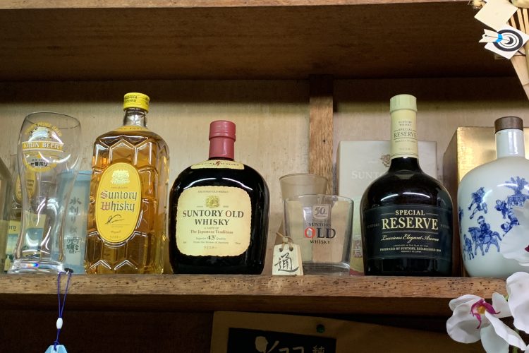 木棚上段にはオールドやリザーブといったウイスキーが並ぶ