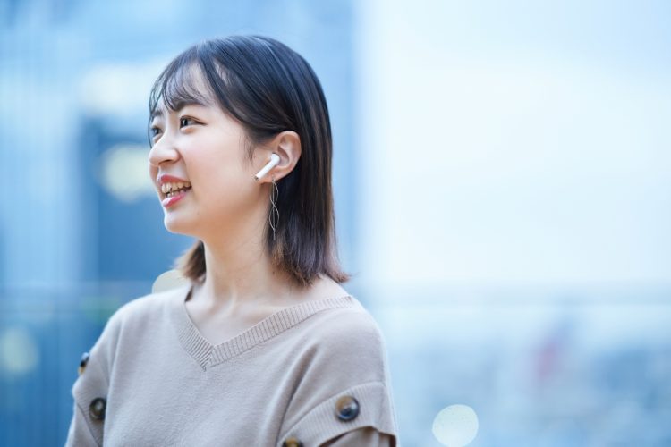 大学生の間で「耳から学ぶ」風潮が広がっているという（写真：イメージマート）