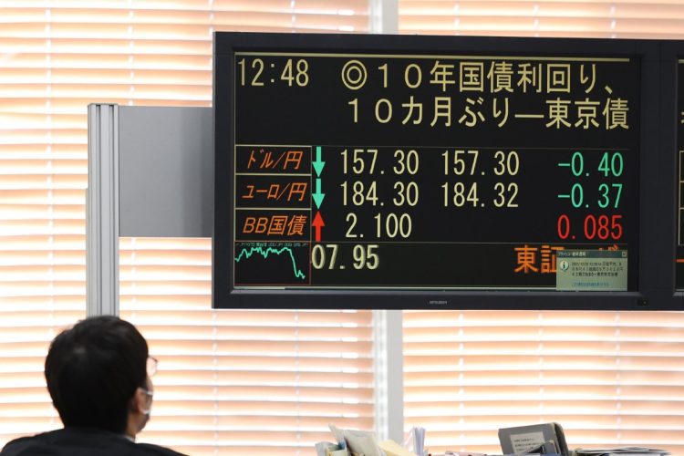10年国債利回りは1999年2月以来の高水準となる2.1％に上昇した（写真：時事通信フォト）