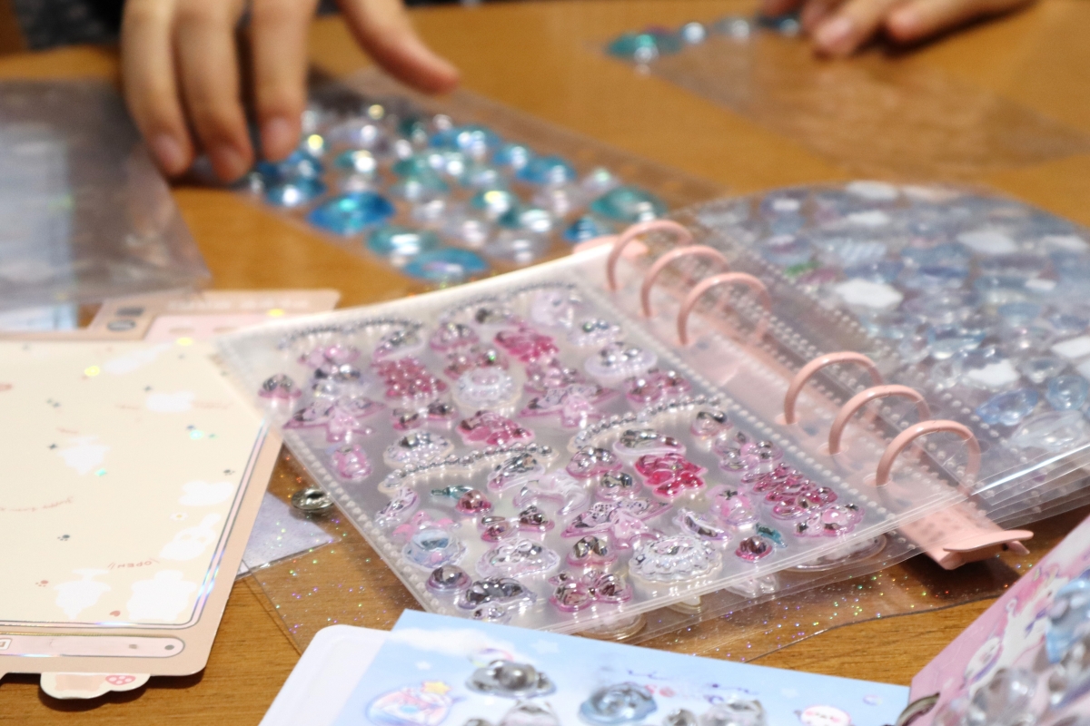 大人たちもハマる「シール帳」の魅力とは(イメージ)