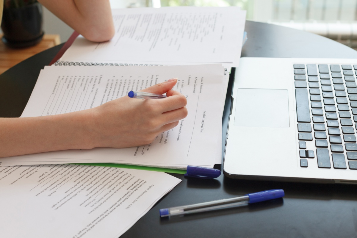 レポート課題に生成AIを活用する大学生は少なくない(イメージ)