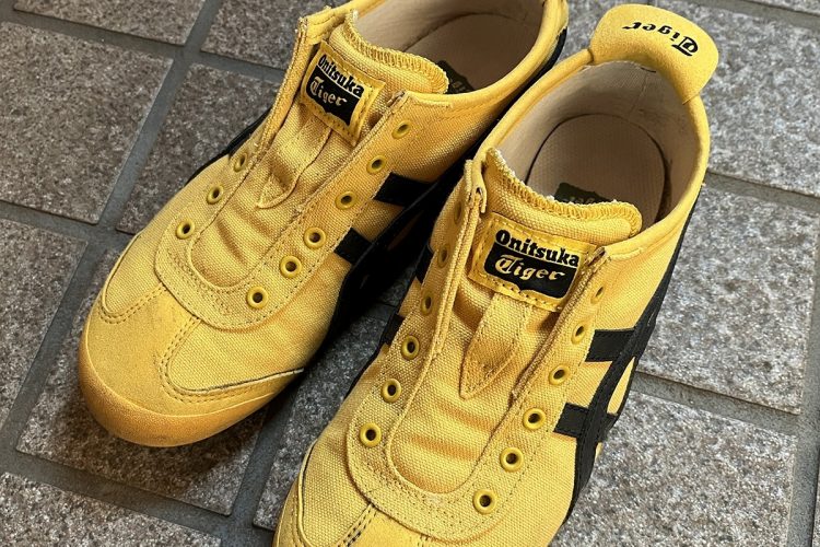 出品する「オニツカタイガー」のスニーカー。同じ商品でも、汚れていては価格も売れ行きも違う。出品前にきれいに洗っておこう