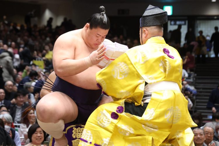 2日連続で金星を獲得した義ノ富士(写真は大の里戦の勝利後)