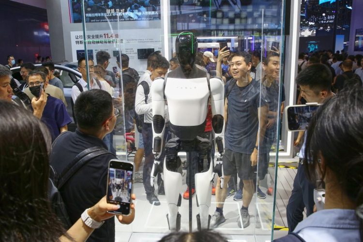 テスラの人型ロボット「オプティマス」（写真：Sipa USA／時事通信フォト）