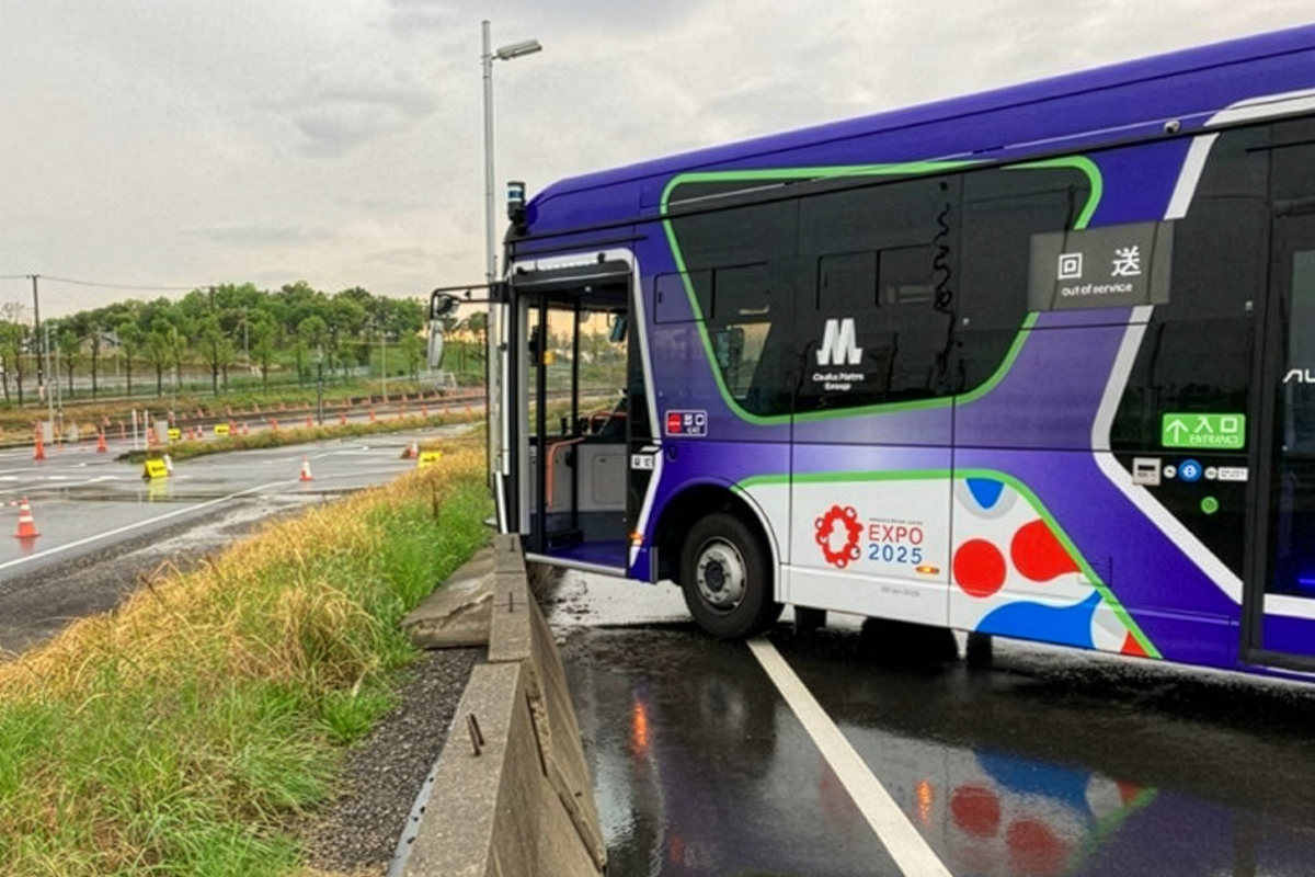 ブレーキが作動せずコンクリ壁に激突したEVバス（大阪メトロ提供）