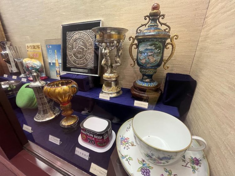 マカロンをかたどった日仏友好杯も