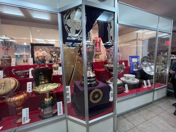 中央には賜盃が展示される（九州場所）
