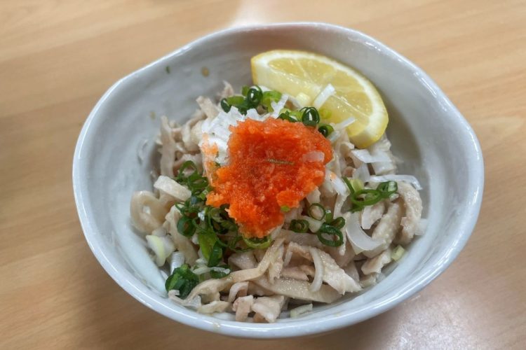 皮ポン酢の酸味が酒を飲む手を進ませる