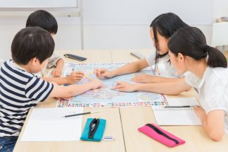 小中学生の学力低下は文科省が示すように「スマホが原因」なのか？　教育現場で指摘される「グループワーク重視の指導要領」の弊害　授業参観を見た保護者も「大丈夫なのか」と不安に