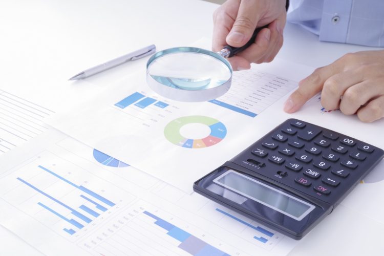 なごちょう氏は株を買う前に最終の“割安度”を確認するという（写真：イメージマート）