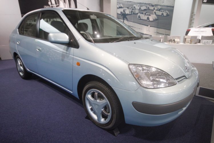 世界初の量産型ハイブリッド乗用車であるトヨタの初代「プリウス」。トヨタ博物館にて筆者撮影