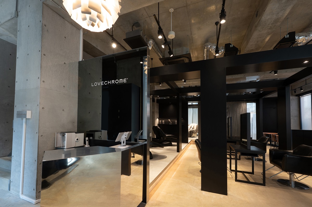 表参道にある「ラブクロム」直営店。ヘアケア商品販売のほか、カフェと美容室を併設する（写真は同社提供）