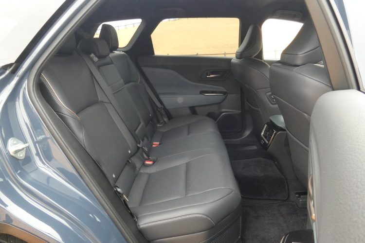 夏場になればシート表皮の熱気を吸い込むことで冷涼感をもたらすベンチレーション機能が活躍する