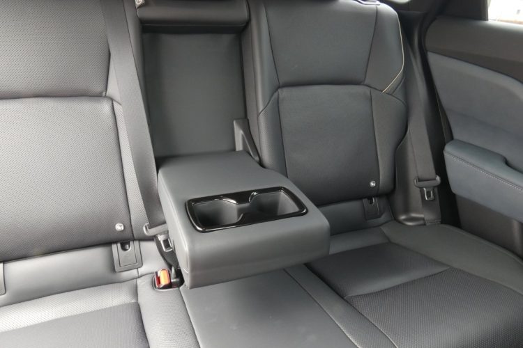 降車時、リクライニング使用していた後席（左右席）がドアオープンに連動して復帰。スムーズな降車をサポートする