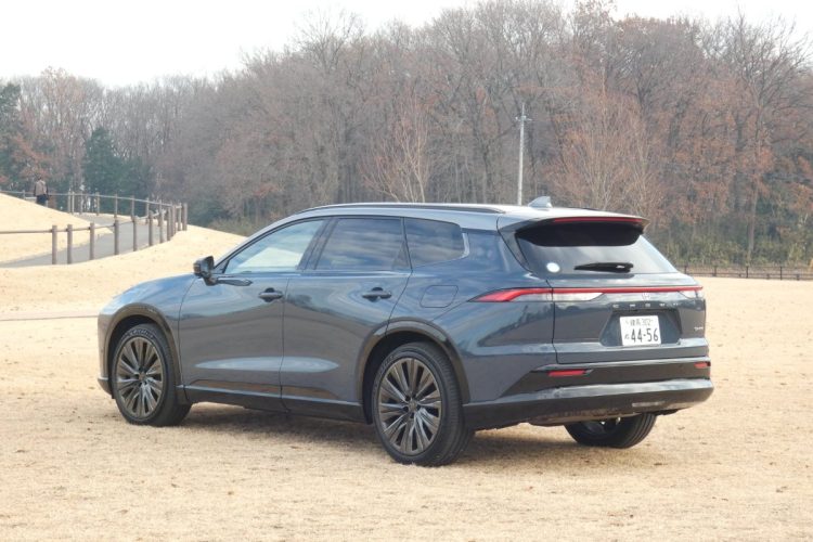 プレミアムセグメントのクラウン・エステート。その安定感のあるリアスタイルはSUVということもあり存在感抜群