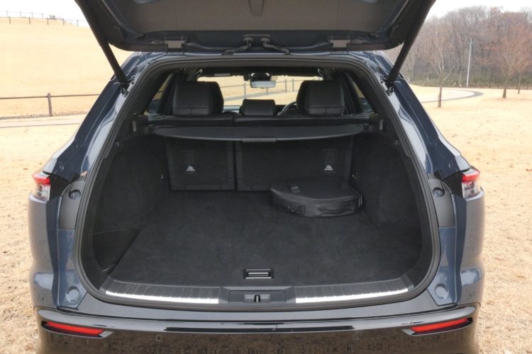 5名乗車時でもスクエアで使いやすいラゲッジルームを実現している